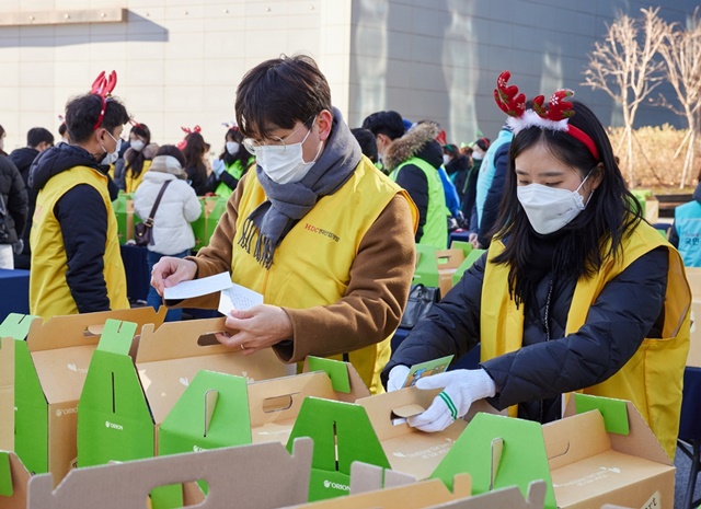 ▲ '용산 드래곤즈' 봉사자들이 지역 아동에게 전달할 선물을 포장하고 있다. ⓒHDC현대산업개발