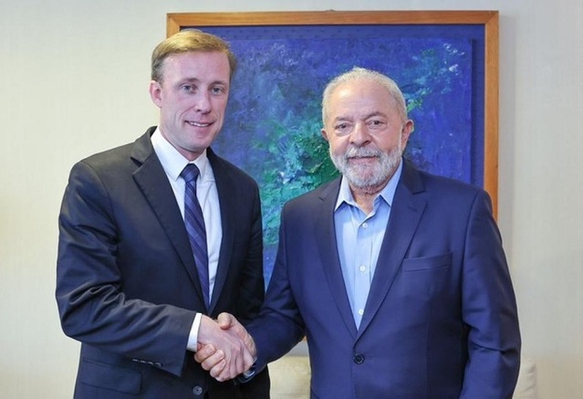 ▲ 루이스 이나시우 룰라 다 시우바 브라질 대통령 당선인(오른쪽)이 5일(현지시간) 제이크 설리번 미국 국가안보보좌관을 만나 기념 사진 촬영을 하고 있다. ⓒ룰라 당선인 트위터