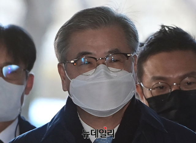 ▲ 서훈 전 청와대 국가안보실장이 지난 2일 오전 서울중앙지법으로 영장실질심사를 받기 위해 출석하고 있다. 서 전 실장은 북한군에 의해 피살된 해수부 공무원 이대진 씨의 사건을 은폐하기 위해 관계부처에 관련 첩보를 삭제하도록 지시한 혐의를 받고 있다.ⓒ정상윤 기자