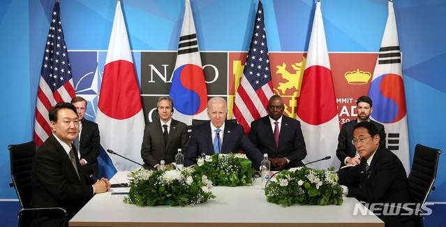 ▲ 윤석열 대통령이 지난 6월29일(현지시간) 스페인 마드리드 이페마(IFEMA)에서 조 바이든 미국 대통령, 기시다 후미오 일본 총리와 한미일 정상회담을 하고 있다. (사진=대통령실) ⓒ뉴시스