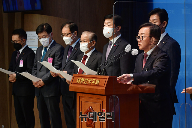 ▲ 한국경영자총협회와 대한상공회의소·전국경제인연합회·한국무역협회·중소기업중앙회·한국중견기업연합회 등 경제 6단체 부회장단이 6일 국회 소통관에서 노동조합법 개정 반대 공동 기자회견을 하고 있다.ⓒ이종현 기자