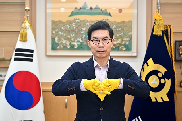 ▲ 김광열 군수가 경북도가 추진하는 K-외로움 대책사업 ‘대화 기부운동 캠페인’에 동참했다.ⓒ영덕군