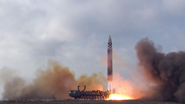 ▲ 조선중앙TV는 김정은 북한 국무위원장의 지도 아래 11월18일 발사한 화성-17형 미사일 시험 발사 영상을 19일 보도했다. ⓒ뉴시스