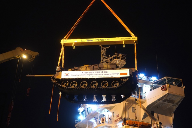 ▲ 현대로템 K2 전차가 6일(현지시간) 폴란드 그드니아에서 하역되는 모습.ⓒ현대로템