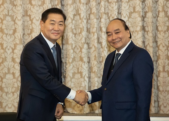 ▲ 삼성전자 DX부문장 한종희 부회장(사진 왼쪽)이 6일 서울시 중구 롯데호텔에서 응우옌 쑤언 푹 베트남 국가주석을 접견하고 '2030 부산세계박람회' 유치 지지를 요청했다.ⓒ삼성전자