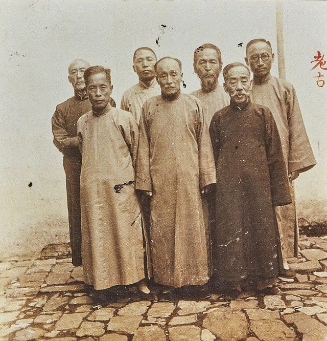 1935년 11월 7일 중국 저장성 자싱에서 제1회 국무회의를 기념한 임시정부 이동녕 주석(앞줄 중앙).ⓒ천안시