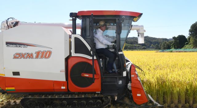 ▲ 이범석 청주시장이 본격적인 추수가 시작된 지난달 17일 휴암동 영농현장을 방문해 직접 벼 수확에 나서며 농민들을 격려하고 애로사항을 청취했다.
ⓒ청주시