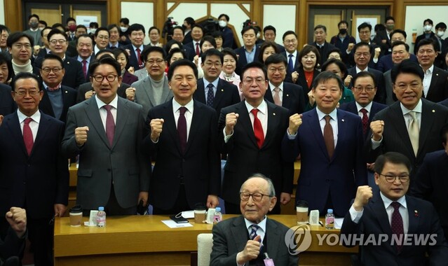 ▲ 국민의힘 친윤(친윤석열)계 의원들이 주축이 된 공부 모임 '국민공감'이 7일 출범했다. 사진은 이날 오전 국회 의원회관에서 열린 출범 기념 첫 모임에서 권성동·장제원 의원 등 참석자들이 기념촬영을 하고 있다.ⓒ연합뉴스