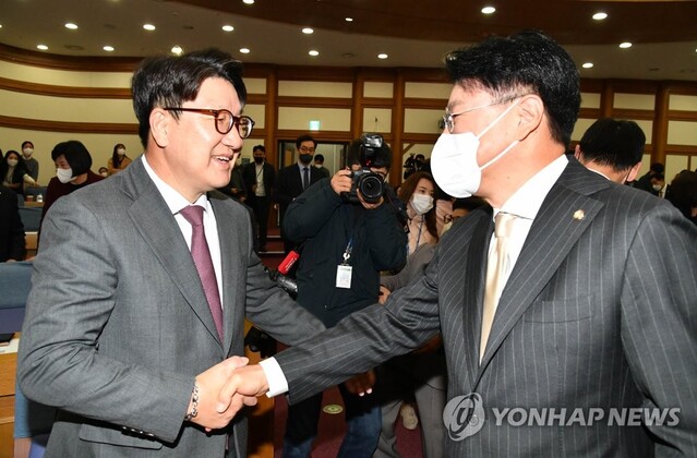 ▲ 7일 국회 의원회관에서 열린 국민의힘 친윤(친윤석열)계 의원들이 주축이 된 공부 모임 '국민공감' 첫 모임에서 권성동 의원(왼쪽)과 장제원 의원이 악수하고 있다.ⓒ연합뉴스