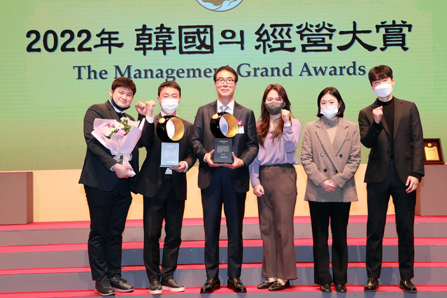 ▲ 서울신라호텔에서 개최된 2022 한국의 경영대상 시상식에서 최철곤(왼쪽 세 번째) 현대건설기계 사장과 임직원들이 기념촬영을 하고 있다. ⓒ현대건설기계