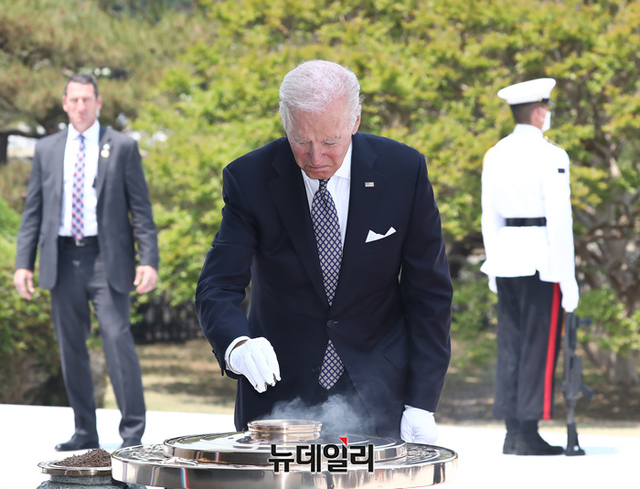 ▲ 조 바이든 미국 대통령이 지난 5월21일 오후 서울 동작구 국립서울현충원을 찾아 참배하고 있다.(사진=공동취재단) ⓒ정상윤 기자