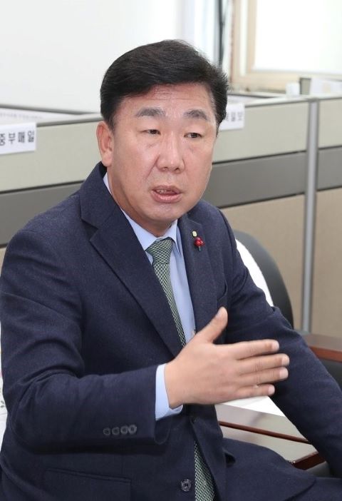 ▲ 이범석 청주시장이 7일 청주시청 임시청사 기자실에서 전날 발생한 제설지연으로 인한 출근길 교통대란과 관련해 입장을 밝히고 있다.ⓒ청주시