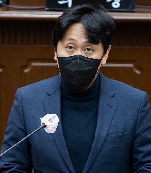 ▲ 최규 대전 서구의원이 5일 정례회 중 카타르를 다녀와 무리를 빚은 것과 관련해 신상발언을 하고 있다.ⓒ대전 서구의회