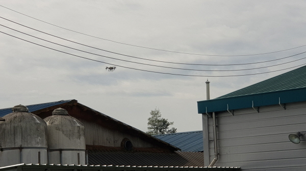 ▲ 충주시가 드론을 이용해 양돈농장에 멧돼지 기피제를 살포한다.ⓒ충주시