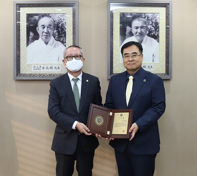 ▲ 차천수 청주대 총장이 청주대 오송바이오캠퍼스 학생을 위한 장학금을 기탁한 정재황 바이오산학융합원장에게 감사패를 전달하고 있다.ⓒ청주대