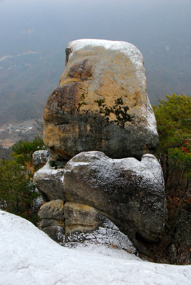 ▲ 암릉길 끝자락에 있는 정오바위.ⓒ진경수 山 애호가