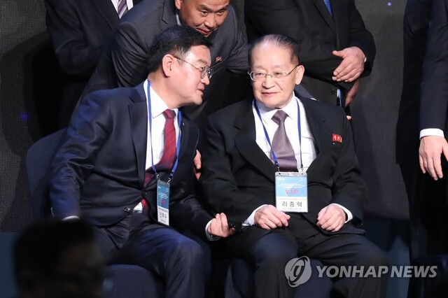 ▲ 리종혁 조선아시아태평양평화위원회 부위원장(오른쪽)이 지난 2018년 11월 16일 오후 경기도 고양시 엠블호텔에서 열린 2018 아시아태평양의 평화·번영을 위한 국제대회에서 안부수 아태평화교류협회장과 대화를 나누고 있다.ⓒ연합뉴스