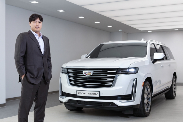 ▲ 류현진 선수가 에스컬레이드 ESV 옆에서 포즈를 취했다.  ⓒ캐딜락