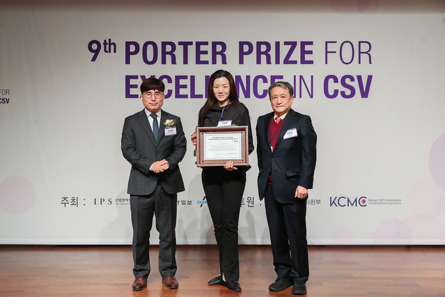 ▲ 조현민 ㈜한진 미래성장전략 및 마케팅 총괄 사장(가운데)이 제9회 CSV 포터상 시상식에서 수상 후 기념촬영을 하고 있다. ⓒ㈜한진