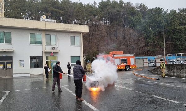 ▲ 대전시설관리공단과 대화119안전센터가 8일공단 직원과 소방관 등 20여 명이 참석한 가운데 ‘합동 소방훈련’을 실시했다.ⓒ대전시설관리공단
