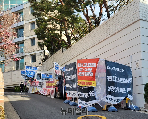 ▲ 정의선 현대차그룹 회장 자택 인근에 시위 현수막과 임시천막이 설치돼 있다. ⓒ박정환 기자