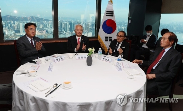 ▲ 정진석 국민의힘 비상대책위원장이 8일 서울 영등포구 한 식당에서 열린 상임고문단 회의 및 오찬에서 참석자들과 박수치고 있다.ⓒ연합뉴스