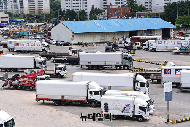 ▲ 2020년부터 시행에 들어간 안전 운임제 폐지 철회 등을 요구하는 민노총 공공운수노조 화물연대가 총파업을 이틀째 이어가고 있는 지난 6월 8일 오후 서울 양천구 서부화물터미널에 화물트럭들이 주차돼 있다. ⓒ뉴데일리DB