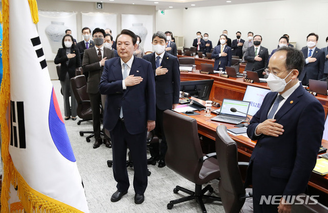 ▲ 윤석열 대통령이 지난달 29일 서울 용산 대통령실 청사에서 열린 국무회의에서 국기에 대한 경례를 하고 있다. ⓒ뉴시스