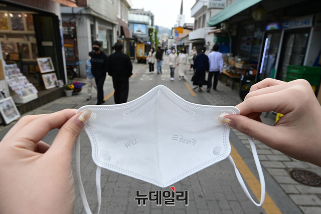 실외 마스크 착용 의무화 원칙 해제를 하루 앞둔 지난 5월1일, 서울 종로구 계동길을 찾은 마스크를 쓴 시민들이 산책을 하고 있다. ⓒ뉴데일리DB