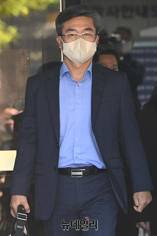 ▲ 북한군에게 피살된 해수부 공무원 사건과 관련해 혐의를 받고 있는 서욱 전 국방부 장관이 지난 10월 21일 오후 서울 서초구 중앙지법에서 열린 영장실질심사를 마치고 법원을 나서고 있다.ⓒ뉴데일리DB