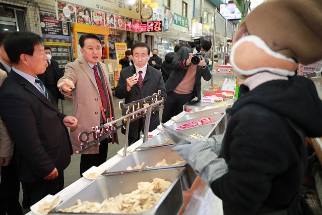 ▲ 김영환 충북도지사가 8일 단양군청에서 도정보고회를 마친뒤 구경시장을 방문, 상인과 이야기를 나누고 있다.ⓒ충북도