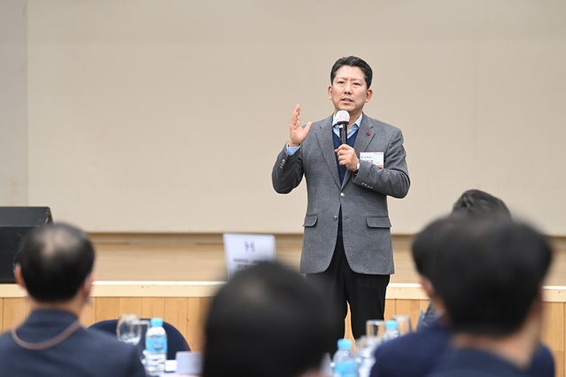 ▲ 김장호 구미시장은  “투자하기 좋은 도시 구미를 위한 정주 환경 개선, 교통 산업 인프라 조성 등 적극 행정으로 보답하겠다”라며 소감을 밝혔다.ⓒ구미시