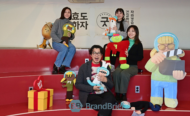 ▲ 한명수 우아한형제들 크리에이티브부문장(CCO, Chief Creative Officer, 맨 앞)과 크리에이티브 부문 직원들(강민경, 전수빈, 강세영)이 '글림체' 인형을 들고 있다. ⓒ정상윤 기자