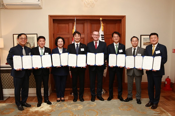 ▲ 지난 8일 오후 서울 중구 주한 영국대사관에서 금감원, 영국대사관, 이화여자대학교 및 국내 주요 기업 대표들이 기후리스크 관리모형 개발을 위한 업무협약을 체결하고 기념촬영을 하고 있다. 사진 왼쪽부터 권희백 한화투자증권 대표이사, 함영주 하나금융그룹 회장, 김은미 이화여자대학교 총장, 이복현 금융감독원장, 콜린 크룩스 주한영국대사, 손병환 NH농협금융지주 회장, 남이현 한화솔루션 대표이사, 편정범 교보생명 대표이사.ⓒ교보생명