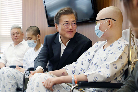 ▲ 문재인 전 대통령이 지난 2018년 서울성모병원을 방문해 환자들을 만나 이야기를 나누고 있다. ⓒ사진=청와대 자료사진