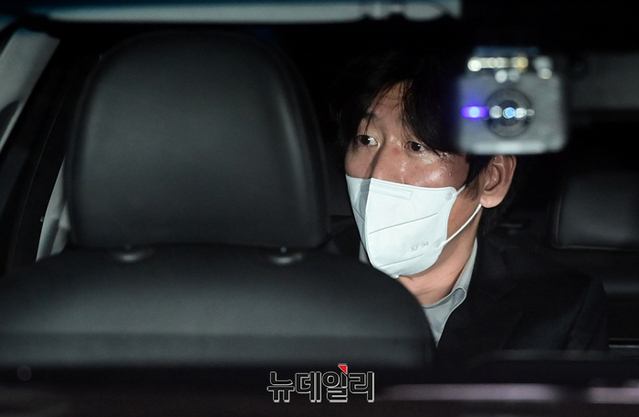 ▲ 천화동인 4호 소유주 남욱 변호사가 구속기한 만료일인 지난달 21일 자정 경기 의왕시 서울구치소에서 출소해 차량을 타고 이동하고 있다. ⓒ정상윤 기자