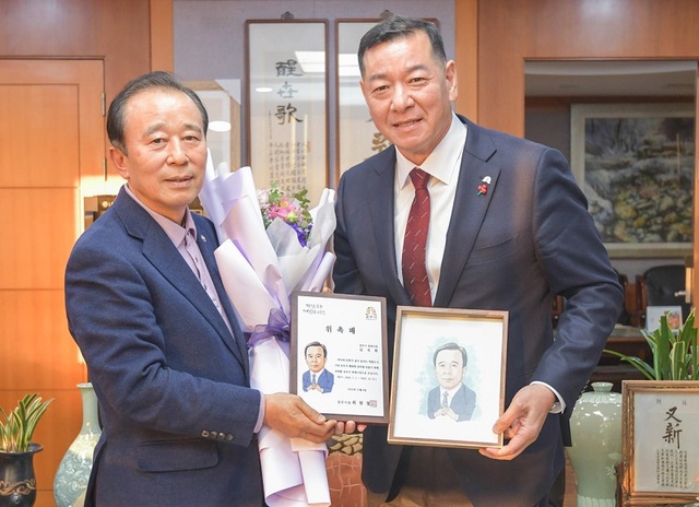 ▲ 최원철 공주시장(오른쪽)이 지난 8일 시청에서  김석한 ㈜인성하이텍 회장을 공주시 명예시장으로 재위촉하고 기념촬영을 하고 있다.ⓒ공주시