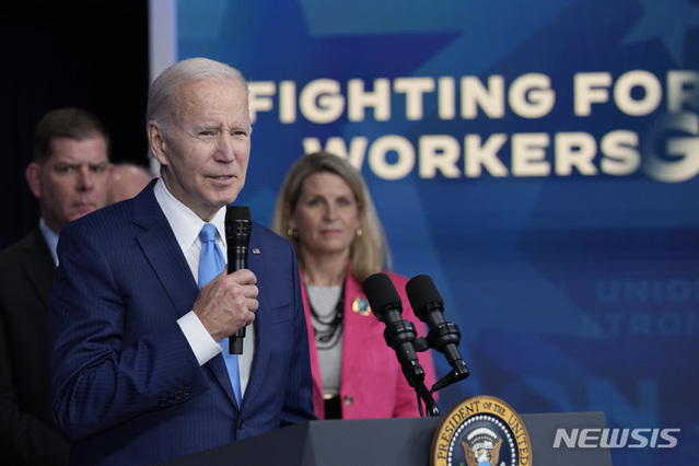 ▲ 조 바이든 미국 대통령이 8일(현지시간) 백악관 사우스 코트 강당에서 전미 트럭운전자노조(팀스터즈) 노동자와 은퇴자의 퇴직 연금에 관해 연설하고 있다. 바이든 대통령은 이들의 연금 보장을 위해 약 360억 달러(한화 약 47조5천억 원)의 연방 자금을 투입한다고 밝혔다. ⓒ워싱턴=AP/뉴시스