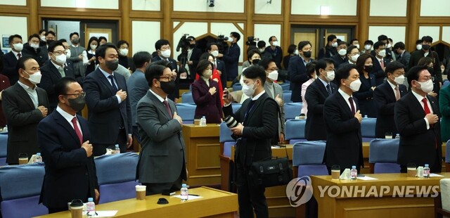 ▲ 국민의힘 친윤(친윤석열)계 의원들이 주축이 된 공부 모임 '국민공감'이 7일 출범했다. 사진은 이날 오전 국회 의원회관에서 열린 출범 기념 첫 모임에서 권성동·장제원 의원 등 참석자들이 국민의례를 하고 있다.ⓒ연합뉴스
