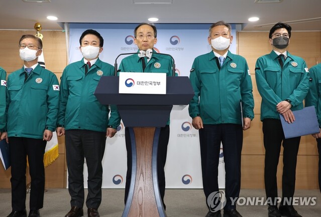 ▲ 추경호 경제부총리 겸 기획재정부 장관이 지난 8일 정부서울청사 브리핑실에서 '화물연대 집단운송거부' 관련 관계부처 합동 브리핑을 하고 있다.ⓒ연합뉴스