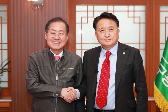 ▲ 김영환 충북도지사가 9일 대구시청에서 홍준표 시장과 반갑게 악수를 하고 있다. ⓒ충북도