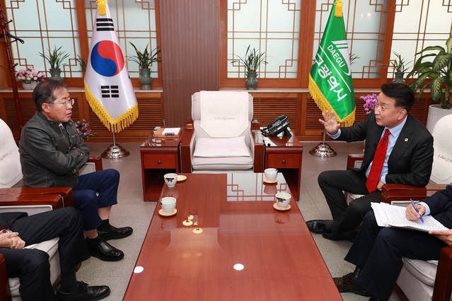 ▲ 김영환 충북도지사가 9일 대구시청에서 홍준표 시장과 대화를 나누고 있다. ⓒ충북도