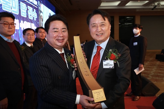 ▲ 김영환 충북도지사 9일 그랜드플라자 청주호텔에서 열린 제59회 무역의 날 기념식에서 10억불탑을 수상한 김택 관계자에게 축하하고 있다.ⓒ충북도