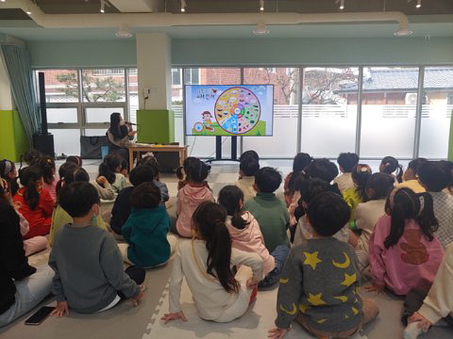 ▲ 경북교육청(교육감 임종식)은 지난 6월 29일부터 시행된‘학교급식법’에 의거 소규모 사립유치원의 영양 및 식생활 지도, 영양상담, 위생관리 업무 지원을 위해 교육(지원)청에 영양교사를 배치해 운영하고 있다고 밝혔다.ⓒ경북교육청