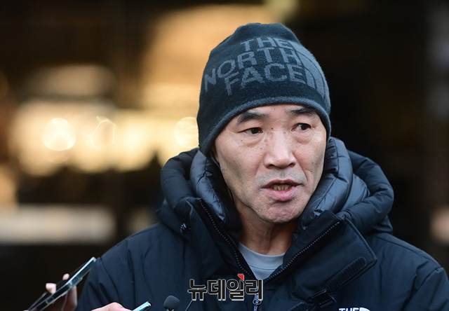 ▲ 북한군에 의해 피살된 해수부공무원의 친형 이래진 씨가 지난 2일 오전 서울 서초구 중앙지법에서 열린 서훈 전 국가안보실장 영장심사 출석길에서 서 전 실장을 마중 나온 민주당 의원들에게 항의하고 있다. ⓒ정상윤 기자