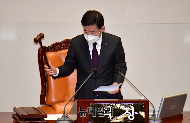 ▲ 김진표 국회의장이 11일 국회에서 열린 본회의에서 이상민 행정안전부 장관 해임건의안을 가결 시키고 있다. ⓒ이종현 기자