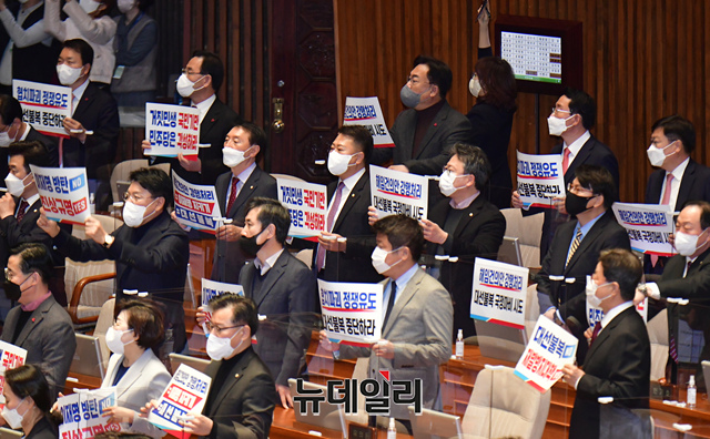 ▲ 정진석 국민의힘 비대위원장 및 소속 의원들이 11일 오전 국회에서 이상민 행정안전부 장관 해임건의안 처리를 위한 본회의가 개의되자 피켓을 들고 항의하고 있다. ⓒ이종현 기자