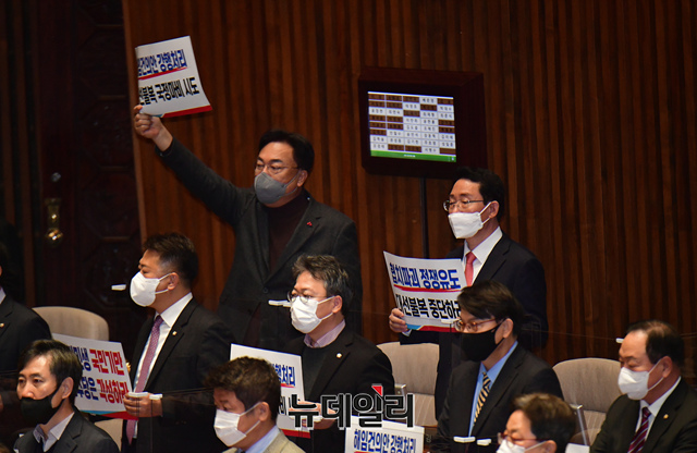 ▲ 정진석 국민의힘 비대위원장 및 소속 의원들이 11일 오전 국회에서 이상민 행정안전부 장관 해임건의안 처리를 위한 본회의가 개의되자 피켓을 들고 항의하고 있다. ⓒ이종현 기자