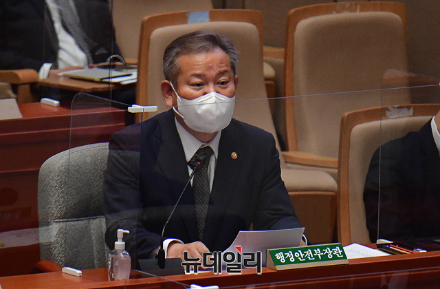 ▲ 이상민 행정안전부 장관이 지난달 14일 국회에서 열린 예산결산특별위원회 전체회의에서 의원들의 질문에 답하고 있다. ⓒ이종현 기자