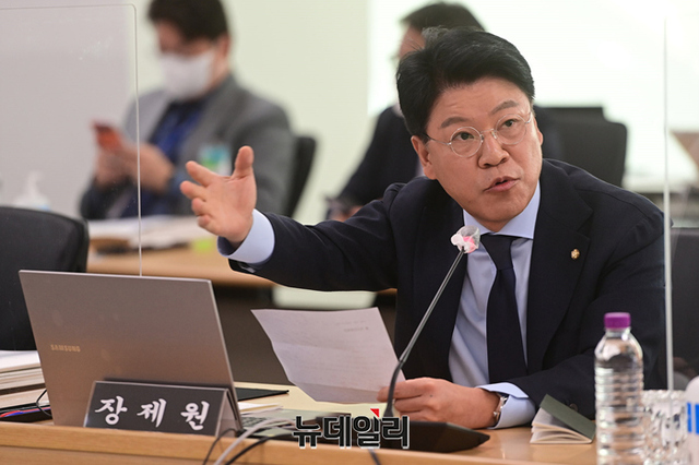 ▲ 장제원 국민의힘 의원이 지난 10월 18일 오전 경기 수원시 경기도청에서 열린 국회 행정안전위원회의 경기도 국정감사에서 경기도의 자료제출 미비를 지적하고 있다. ⓒ정상윤 기자